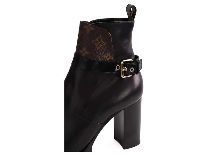 Stivali Louis Vuitton in pelle nera con fibbia - vista 4