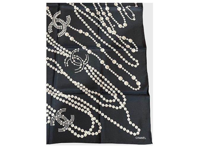 Pañuelo Chanel negro con perlas - vista 2
