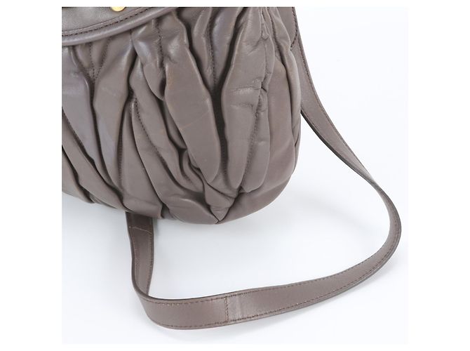 Miu Miu Matelassé Coffer Schultertasche aus Leder - Ansicht 3
