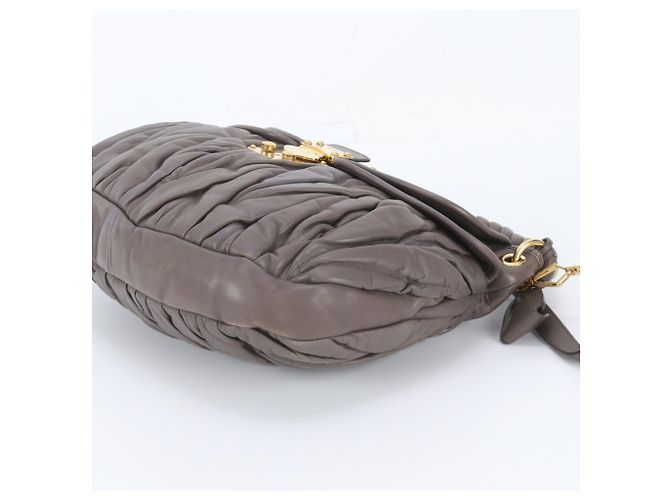 Miu Miu Matelassé Coffer Schultertasche aus Leder - Ansicht 5