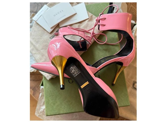 Gucci Priscilla Décolleté in pelle rosa con cinturino - vista 3