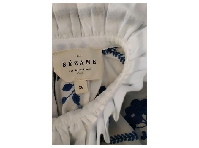 Top de algodão branco SéZane com bordados florais azuis - vista 7