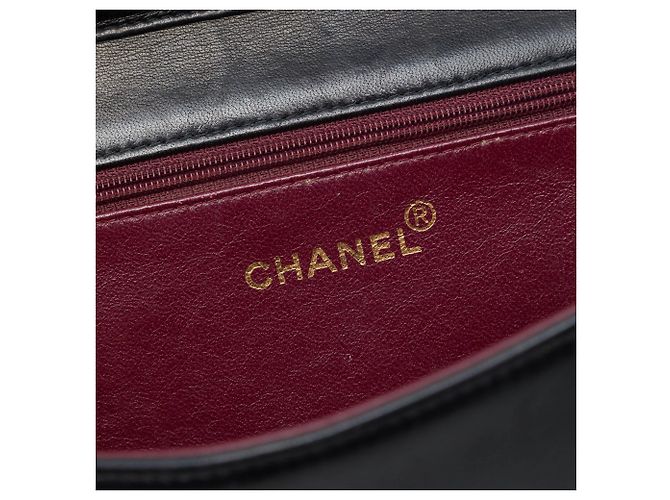 Chanel Black Medium CC Quilted Lambskin Full Flap - vista 5