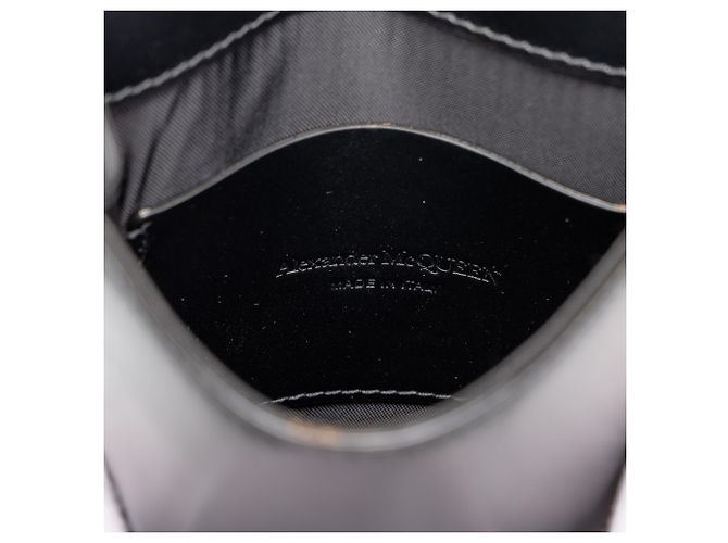 Alexander McQueen Borsa a tracolla Four Ring in pelle nera borchiata con teschio - vista 5