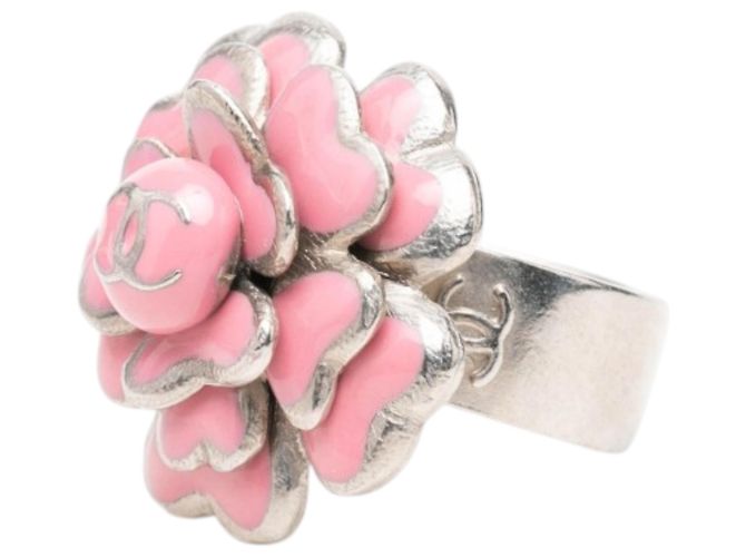 Anillo Chanel CC de latón y esmalte rosa con Camelia - vista 2