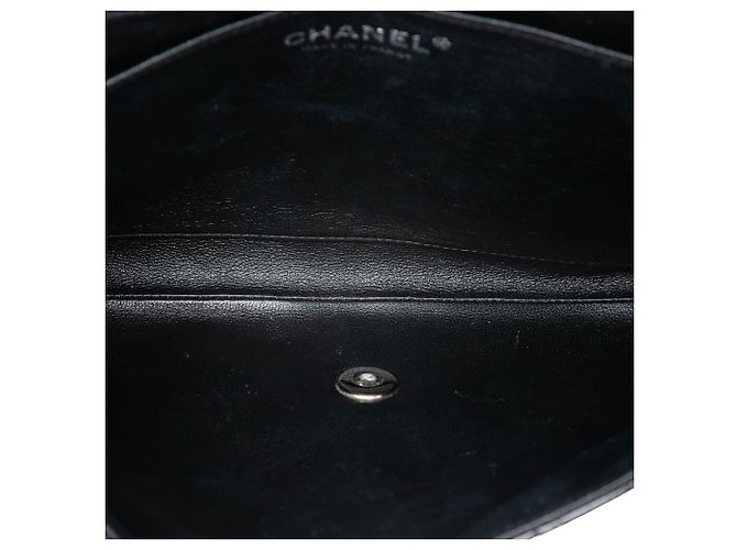 Clutch a patta trapuntata in vernice nera Chanel CC con catena - vista 4