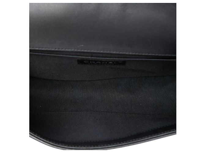 Chanel Black Old Medium Quilted Lambskin Boy Flap - vista 4