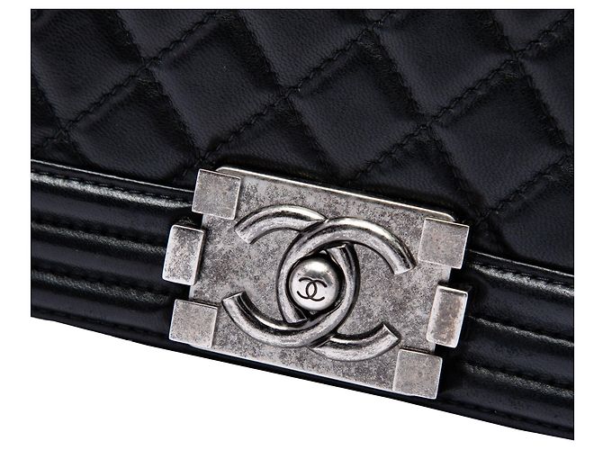 Chanel Black Old Medium Quilted Lambskin Boy Flap - vista 5