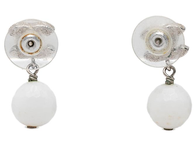 Chanel White CC Ohrringe aus emailliertem Messing mit Kunstperlen - Ansicht 2