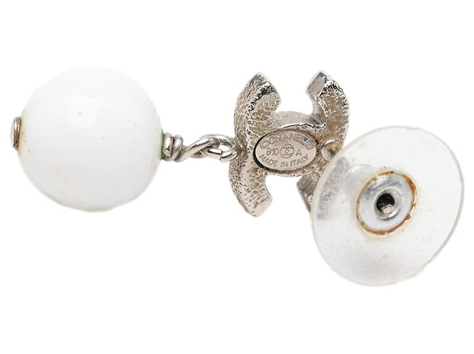 Chanel White CC Ohrringe aus emailliertem Messing mit Kunstperlen - Ansicht 3