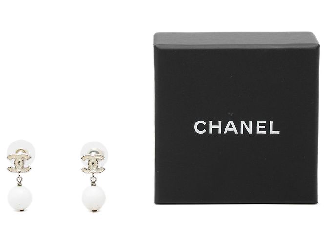 Chanel White CC Ohrringe aus emailliertem Messing mit Kunstperlen - Ansicht 4