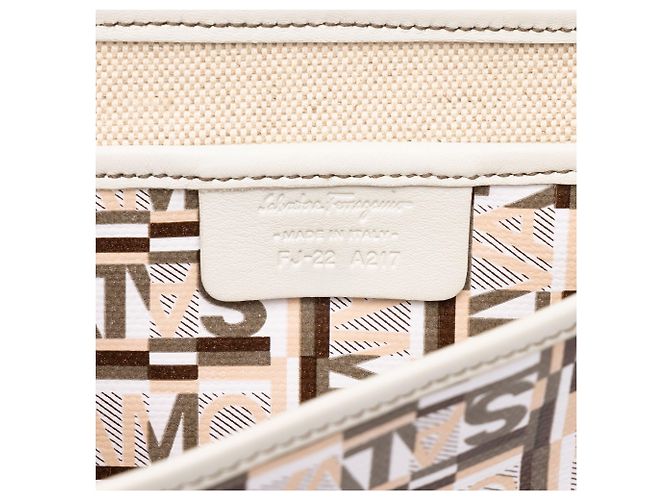 Salvatore Ferragamo Borsa a tracolla Ferragamo in PVC beige con stampa logo - vista 5