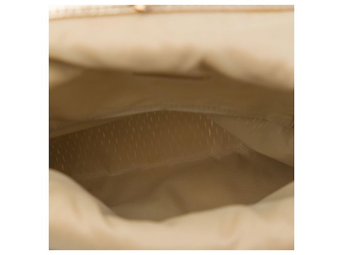 Prada Handtasche aus gold-metallic Kalbsleder mit gewebtem Schlitzmuster - Ansicht 4