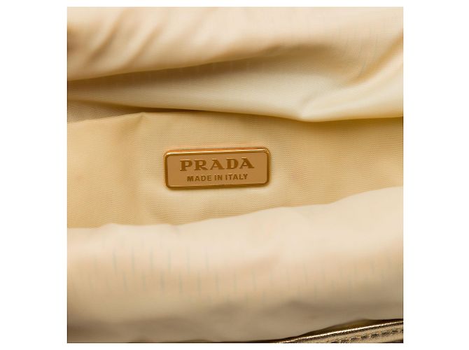 Prada Handtasche aus gold-metallic Kalbsleder mit gewebtem Schlitzmuster - Ansicht 5
