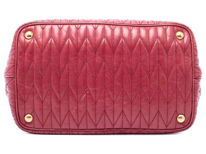 Miu Miu Red Medium Matelasse Vitello Shine Double Handle Tote - vista 3