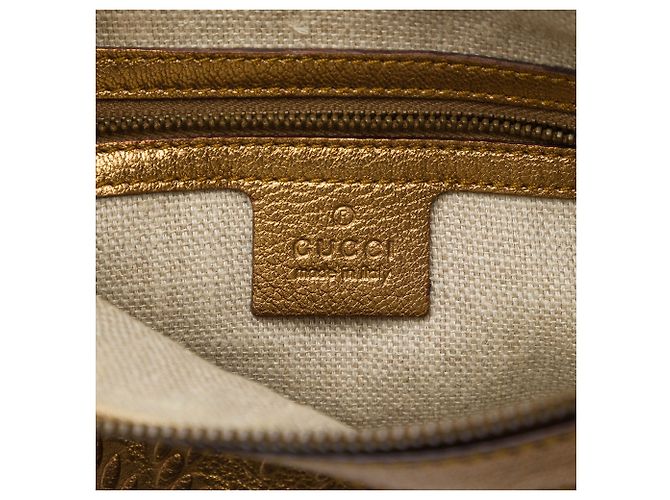 Borsa Hobo Gucci Pelham borchiata in pelle di vitello embossed metallizzata oro - vista 5