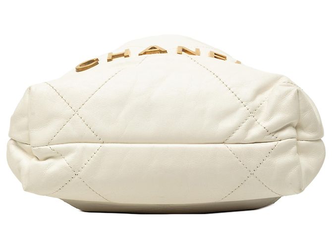 Chanel Mini Hobo 22 em couro de bezerro brilhante branco - vista 3