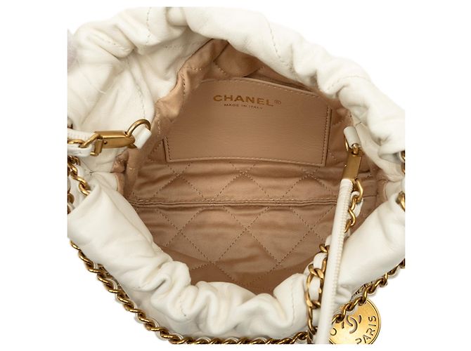 Chanel Mini Hobo 22 em couro de bezerro brilhante branco - vista 4