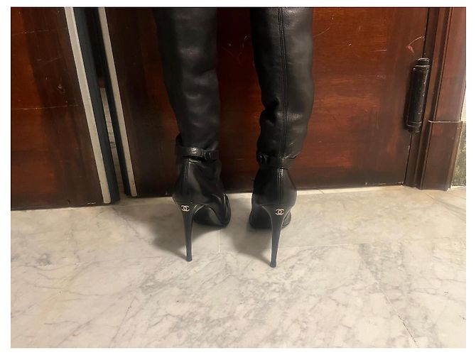 Chanel Botas Over-the-Knee em Couro Preto - vista 3