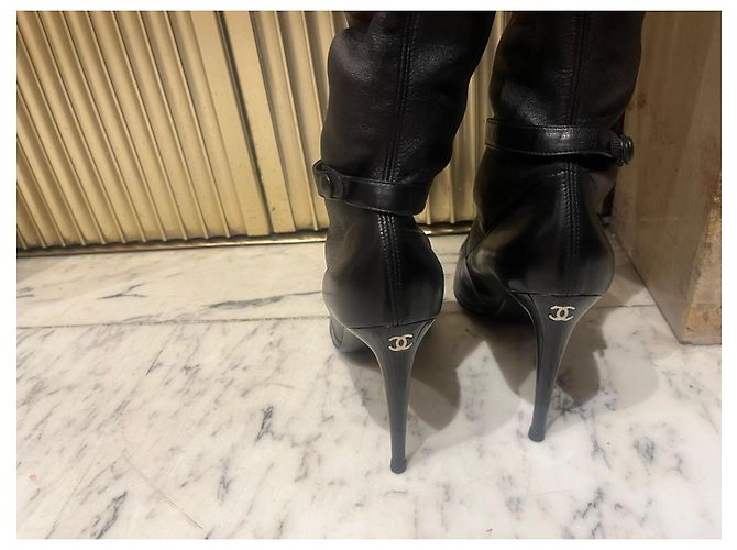 Chanel Botas Over-the-Knee em Couro Preto - vista 4