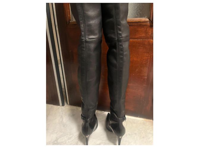 Chanel Botas Over-the-Knee em Couro Preto - vista 5