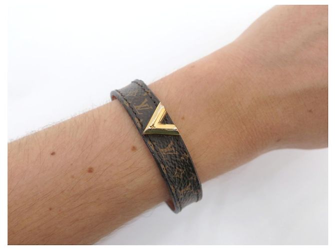 BRACELETE LOUIS VUITTON ESSENTIAL V M6042 EM TOILE MONOGRAM + CAIXA SACO - vista 6