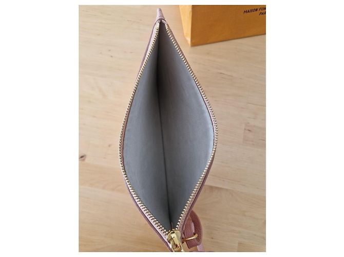Pouch Louis Vuitton Monogram Empreinte Leather Pink - vista 4