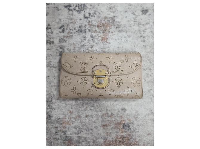 Cartera Louis Vuitton Mahina de cuero perforado - vista 2