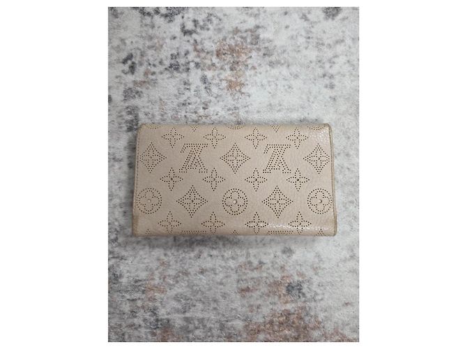 Cartera Louis Vuitton Mahina de cuero perforado - vista 4