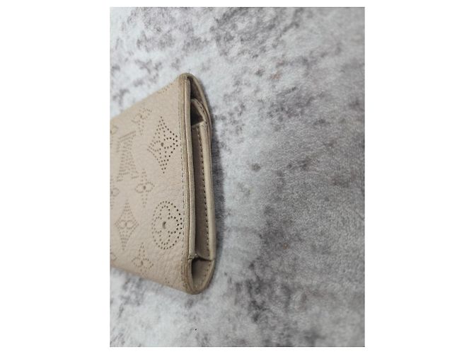 Cartera Louis Vuitton Mahina de cuero perforado - vista 5