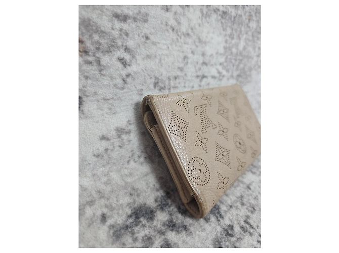 Cartera Louis Vuitton Mahina de cuero perforado - vista 6