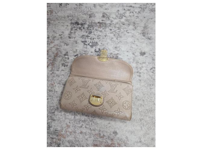 Cartera Louis Vuitton Mahina de cuero perforado - vista 8