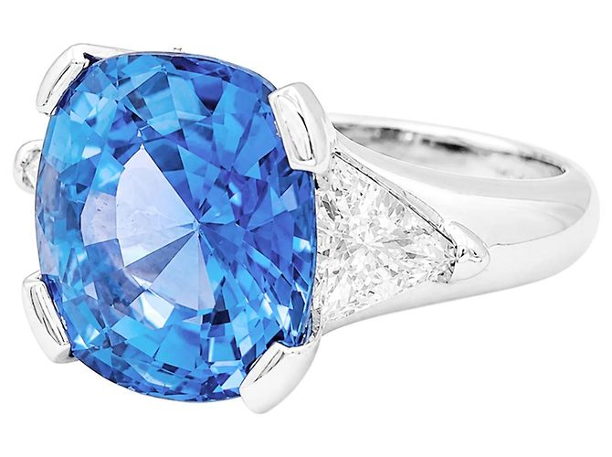 Autre Marque Platinring mit Cushion-Saphir und Dreiecksdiamanten. - Ansicht 2