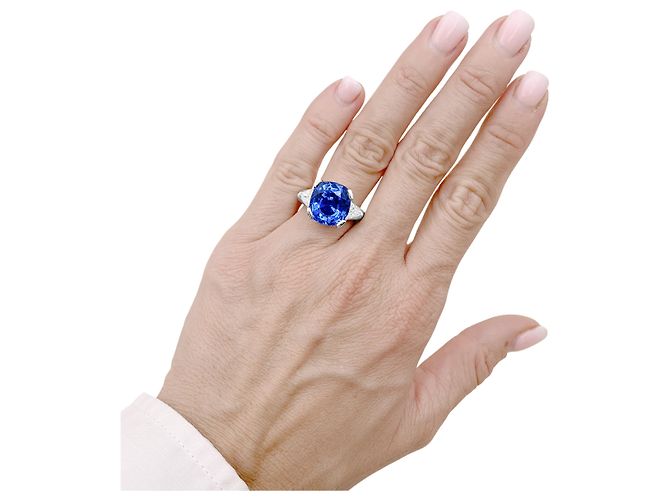 Autre Marque Platinring mit Cushion-Saphir und Dreiecksdiamanten. - Ansicht 6