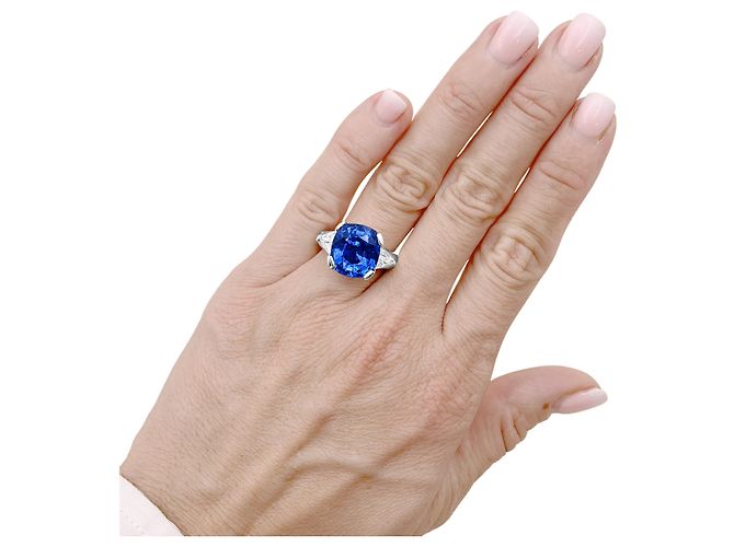 Autre Marque Platinring mit Cushion-Saphir und Dreiecksdiamanten. - Ansicht 7