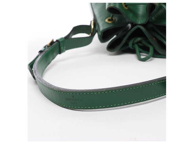 Borsa a tracolla Louis Vuitton Noe in pelle Epi Verde M44004 - vista 12
