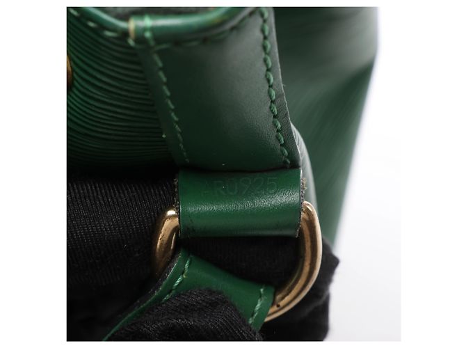 Borsa a tracolla Louis Vuitton Noe in pelle Epi Verde M44004 - vista 5