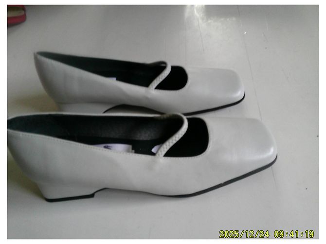 Autre Marque Loris Pearl Grey Leather Block Heel Pumps - view 2
