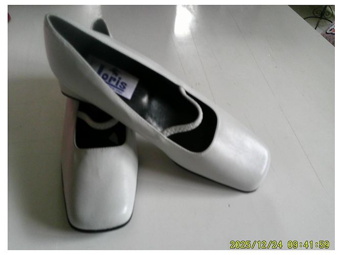 Autre Marque Loris Pearl Grey Leather Block Heel Pumps - view 4