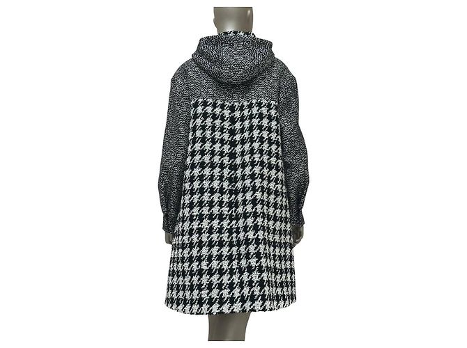 Abrigo con capucha de tweed en pata de gallo blanco y negro Chanel Sz.38 de segunda mano - vista 2