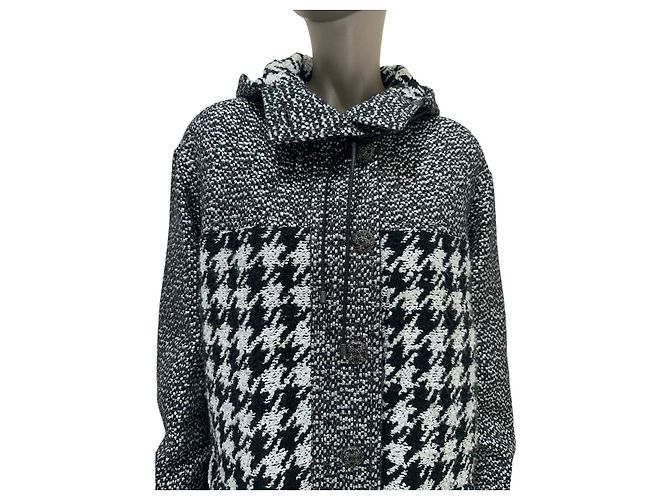 Abrigo con capucha de tweed en pata de gallo blanco y negro Chanel Sz.38 de segunda mano - vista 3