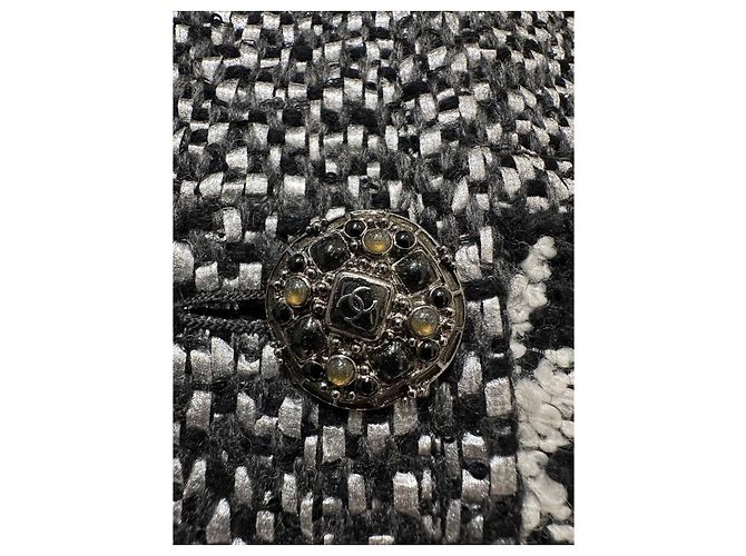 Abrigo con capucha de tweed en pata de gallo blanco y negro Chanel Sz.38 de segunda mano - vista 4