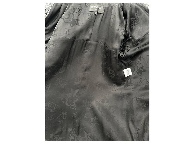 Abrigo con capucha de tweed en pata de gallo blanco y negro Chanel Sz.38 de segunda mano - vista 6