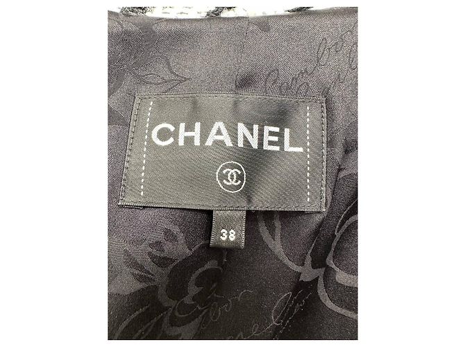 Abrigo con capucha de tweed en pata de gallo blanco y negro Chanel Sz.38 de segunda mano - vista 7