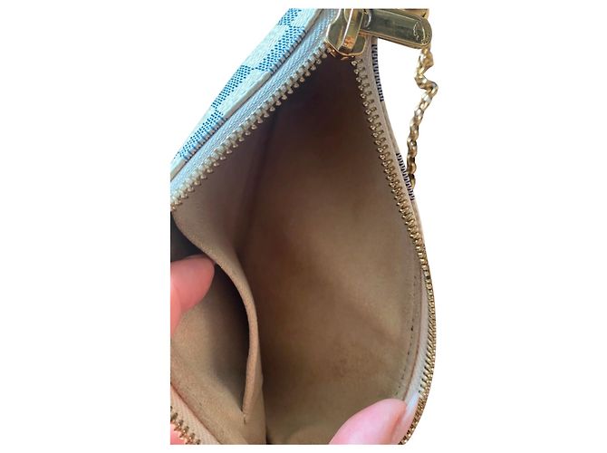 Louis Vuitton — Pochette Mila PM, Damier Azur - vista 13