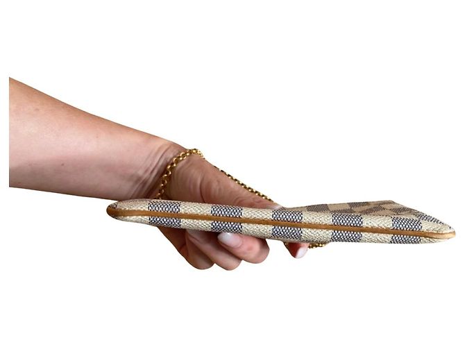 Louis Vuitton — Pochette Mila PM, Damier Azur - vista 9