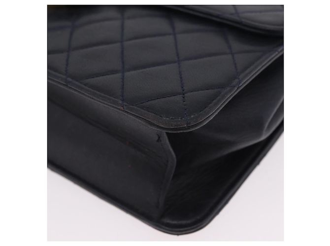 Borsa a tracolla CHANEL Matelasse con catena in pelle d'agnello nera e oro CC - vista 13