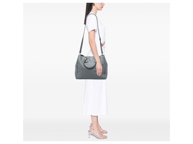 Sac cabas convertible ouvert Prada en Vitello Daino gris - vue 7