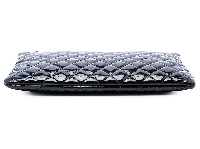 Clutch Chanel Black Large Quilted Patent O Case - vista 3