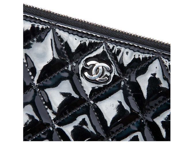 Clutch Chanel Black Large Quilted Patent O Case - vista 5